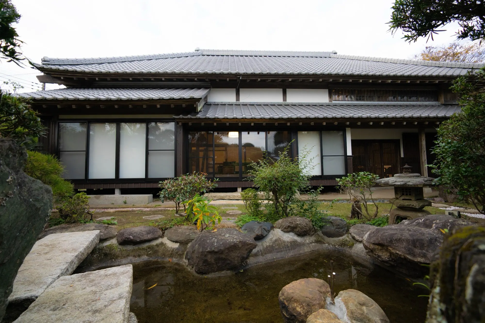 池泉のある日本庭園と母屋
